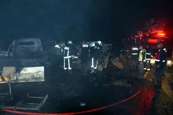 Son dakika haberi: ANTALYA ÇEKİCİYLE KAMYONET ÇARPIŞTI, ARAÇTA SIKIŞAN 2 KİŞİ YANARAK ÖLDÜ Son dakika haberi: ANTALYA ÇEKİCİYLE KAMYONET ÇARPIŞTI, ARAÇTA SIKIŞAN 2 KİŞİ YANARAK ÖLDÜ