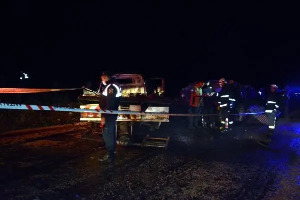 Son dakika haberi: ANTALYA ÇEKİCİYLE KAMYONET ÇARPIŞTI, ARAÇTA SIKIŞAN 2 KİŞİ YANARAK ÖLDÜ Son dakika haberi: ANTALYA ÇEKİCİYLE KAMYONET ÇARPIŞTI, ARAÇTA SIKIŞAN 2 KİŞİ YANARAK ÖLDÜ