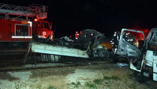 Son dakika haberi: ANTALYA ÇEKİCİYLE KAMYONET ÇARPIŞTI, ARAÇTA SIKIŞAN 2 KİŞİ YANARAK ÖLDÜ Son dakika haberi: ANTALYA ÇEKİCİYLE KAMYONET ÇARPIŞTI, ARAÇTA SIKIŞAN 2 KİŞİ YANARAK ÖLDÜ