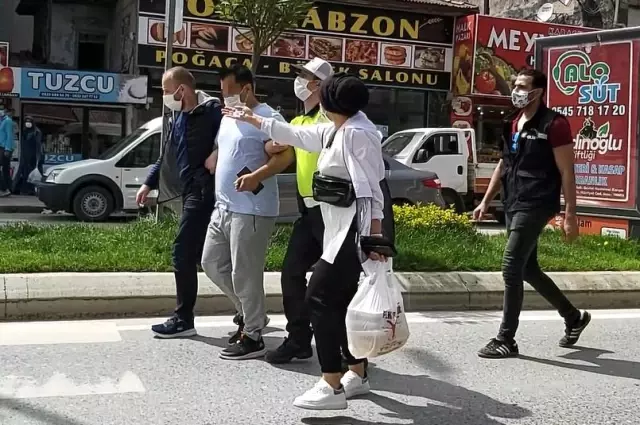 Kısıtlamayı ihlal eden karı-koca ceza yiyince deliye döndü! Polise bağırarak bela okudular Kısıtlamayı ihlal eden karı-koca ceza yiyince deliye döndü! Polise bağırarak bela okudular