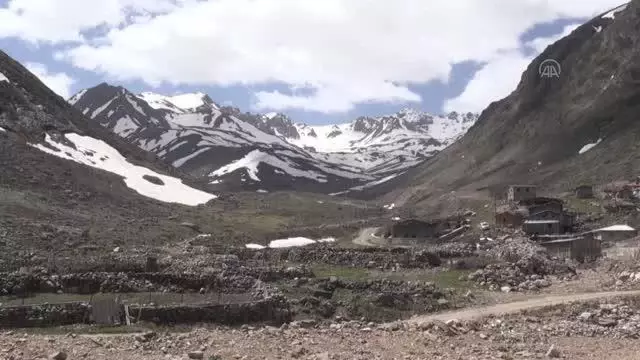 Çığdan zarar görmemesi için kışın yatırılan minare yeniden kaldırıldı Çığdan zarar görmemesi için kışın yatırılan minare yeniden kaldırıldı