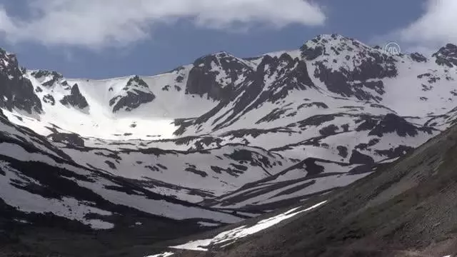 Çığdan zarar görmemesi için kışın yatırılan minare yeniden kaldırıldı Çığdan zarar görmemesi için kışın yatırılan minare yeniden kaldırıldı