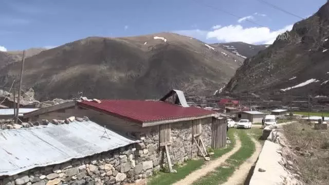 Çığdan zarar görmemesi için kışın yatırılan minare yeniden kaldırıldı Çığdan zarar görmemesi için kışın yatırılan minare yeniden kaldırıldı