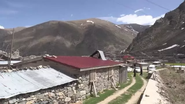 Çığdan zarar görmemesi için kışın yatırılan minare yeniden kaldırıldı Çığdan zarar görmemesi için kışın yatırılan minare yeniden kaldırıldı