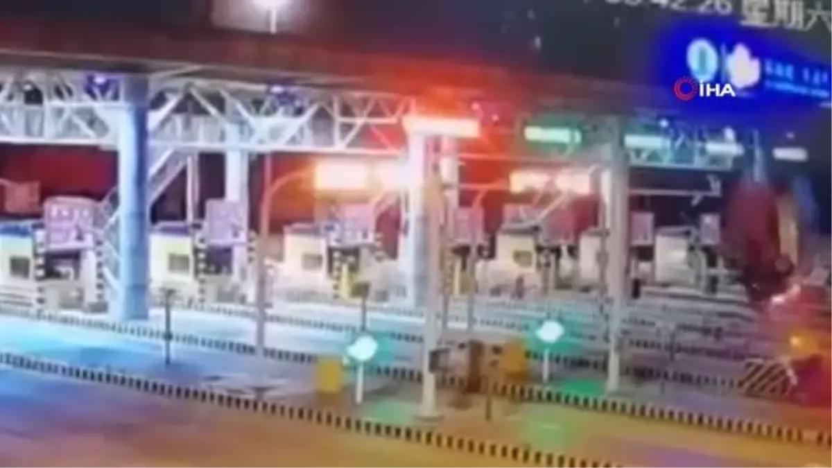 Çin'de gişelere çarpan araç havada takla attı