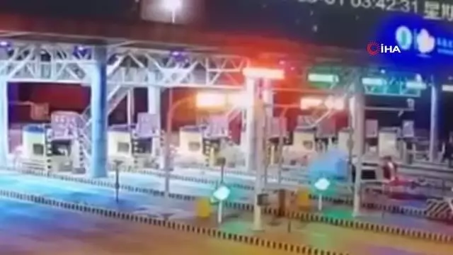 - Çin'de gişelere çarpan araç havada takla attı - Çin'de gişelere çarpan araç havada takla attı