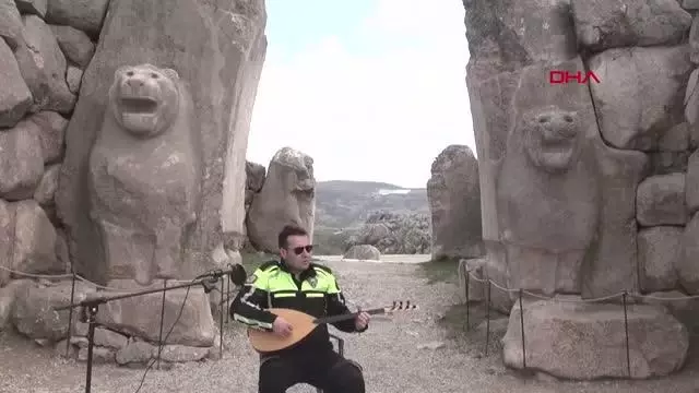 ÇORUM POLİSLERDEN 'TRAFİK HAFTASI'NA TÜRKÜLÜ KLİP ÇORUM POLİSLERDEN 'TRAFİK HAFTASI'NA TÜRKÜLÜ KLİP