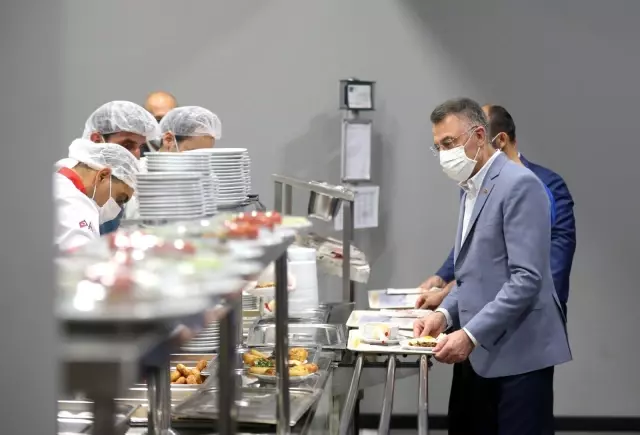 Cumhurbaşkanı Yardımcısı Oktay işçilerle birlikte sahur yaptı Cumhurbaşkanı Yardımcısı Oktay işçilerle birlikte sahur yaptı
