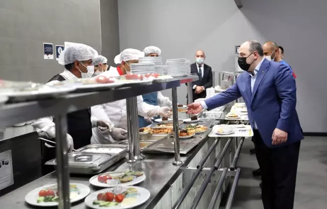 Cumhurbaşkanı Yardımcısı Oktay işçilerle birlikte sahur yaptı Cumhurbaşkanı Yardımcısı Oktay işçilerle birlikte sahur yaptı
