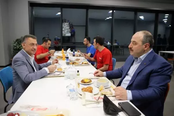 Son dakika haber: Cumhurbaşkanı Yardımcısı Oktay, işçilerle sahur yaptı Son dakika haber: Cumhurbaşkanı Yardımcısı Oktay, işçilerle sahur yaptı
