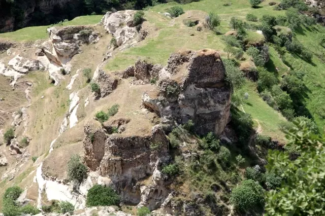 Define aradıkları tarihi kaleyi tahrip ettiler Define aradıkları tarihi kaleyi tahrip ettiler
