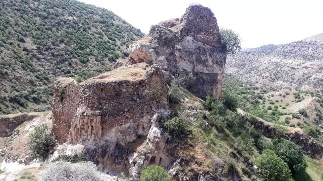 Define aradıkları tarihi kaleyi tahrip ettiler Define aradıkları tarihi kaleyi tahrip ettiler