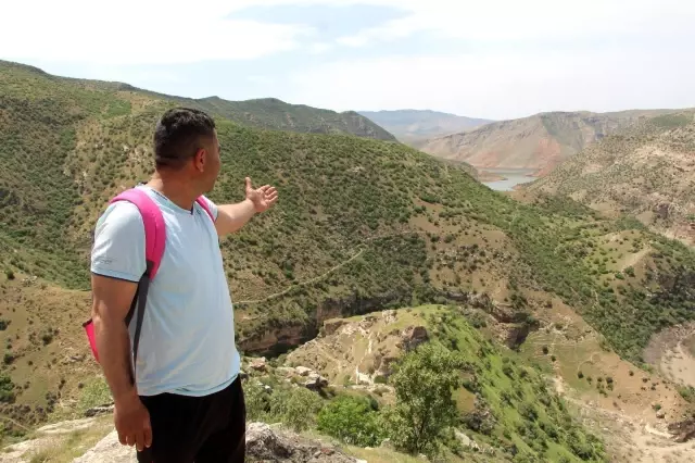 Define aradıkları tarihi kaleyi tahrip ettiler Define aradıkları tarihi kaleyi tahrip ettiler