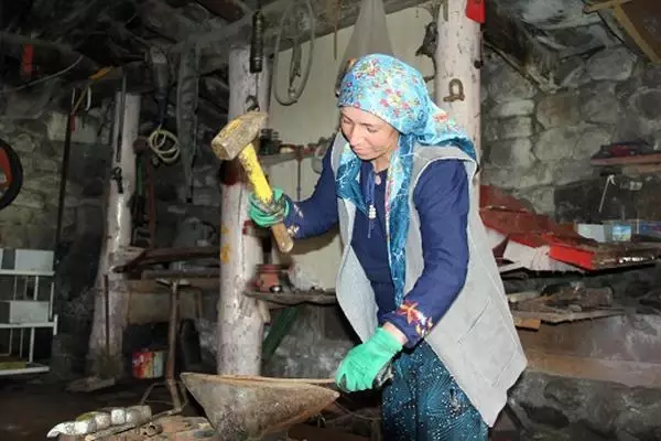 Demirci ustası Özlem Hanım Demirci ustası Özlem Hanım