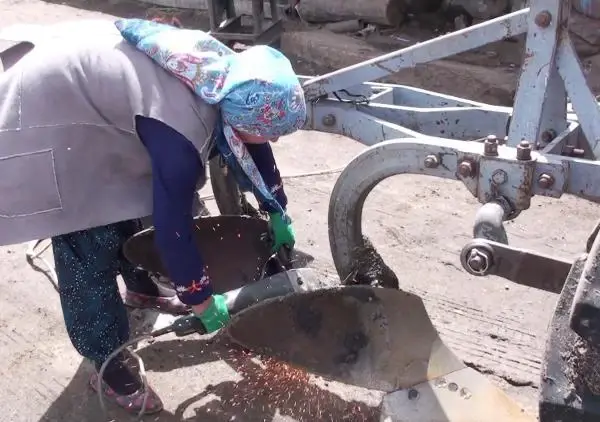 Demirci ustası Özlem Hanım Demirci ustası Özlem Hanım
