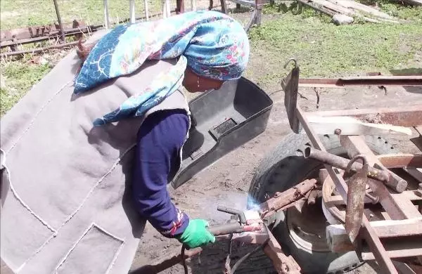 Demirci ustası Özlem Hanım Demirci ustası Özlem Hanım