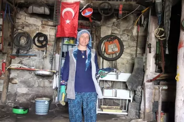 Demirci ustası Özlem Hanım Demirci ustası Özlem Hanım
