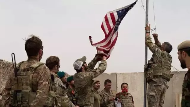 Devir teslim töreninden tarihi kare! ABD bayrağı indirilip Afganistan bayrağı göndere çekildi Devir teslim töreninden tarihi kare! ABD bayrağı indirilip Afganistan bayrağı göndere çekildi