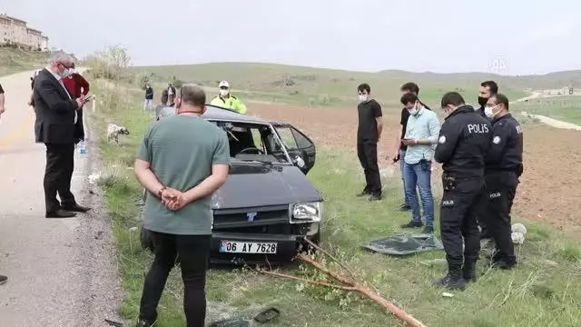 Devrilen otomobildeki sürücü hayatını kaybetti, 2 kişi yaralandı Devrilen otomobildeki sürücü hayatını kaybetti, 2 kişi yaralandı