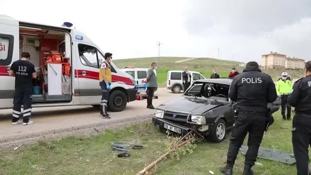 Devrilen otomobildeki sürücü hayatını kaybetti, 2 kişi yaralandı Devrilen otomobildeki sürücü hayatını kaybetti, 2 kişi yaralandı