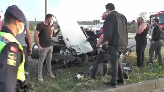 Direğe çarparak 60 metre savrulan otomobilin sürücüsünü emniyet kemeri kurtardı Direğe çarparak 60 metre savrulan otomobilin sürücüsünü emniyet kemeri kurtardı