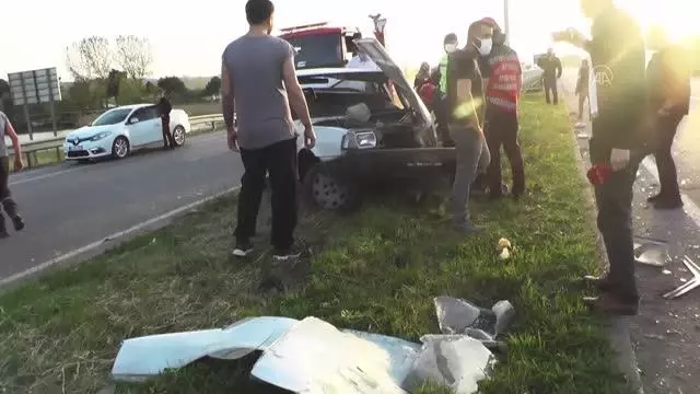 Direğe çarparak 60 metre savrulan otomobilin sürücüsünü emniyet kemeri kurtardı Direğe çarparak 60 metre savrulan otomobilin sürücüsünü emniyet kemeri kurtardı