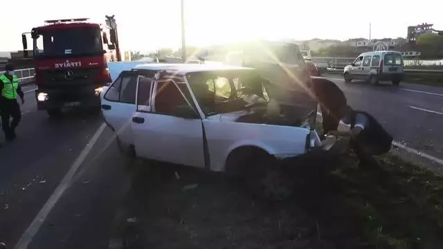 Direğe çarparak 60 metre savrulan otomobilin sürücüsünü emniyet kemeri kurtardı Direğe çarparak 60 metre savrulan otomobilin sürücüsünü emniyet kemeri kurtardı