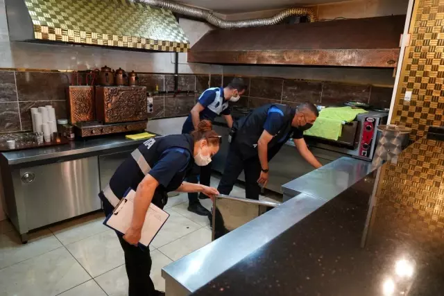 Diyarbakır'da zabıta ekipleri tatlıcıları denetledi Diyarbakır'da zabıta ekipleri tatlıcıları denetledi