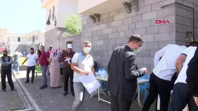 DİYARBAKIR SUR'DA YAPIMI TAMAMLANAN KONUTLAR HAK SAHİPLERİNE TESLİM EDİLDİ DİYARBAKIR SUR'DA YAPIMI TAMAMLANAN KONUTLAR HAK SAHİPLERİNE TESLİM EDİLDİ
