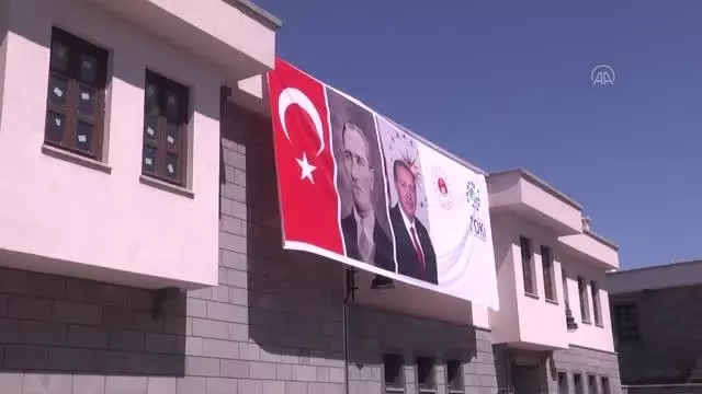 DİYARBAKIR - Tarihi Sur ilçesinde inşası tamamlanan yapıların hak sahiplerine teslimi sürüyor DİYARBAKIR - Tarihi Sur ilçesinde inşası tamamlanan yapıların hak sahiplerine teslimi sürüyor