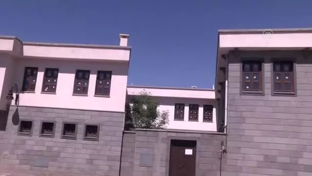 DİYARBAKIR - Tarihi Sur ilçesinde inşası tamamlanan yapıların hak sahiplerine teslimi sürüyor DİYARBAKIR - Tarihi Sur ilçesinde inşası tamamlanan yapıların hak sahiplerine teslimi sürüyor