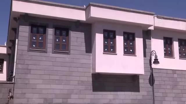 DİYARBAKIR - Tarihi Sur ilçesinde inşası tamamlanan yapıların hak sahiplerine teslimi sürüyor DİYARBAKIR - Tarihi Sur ilçesinde inşası tamamlanan yapıların hak sahiplerine teslimi sürüyor