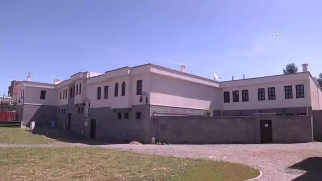 DİYARBAKIR - Tarihi Sur ilçesinde inşası tamamlanan yapıların hak sahiplerine teslimi sürüyor DİYARBAKIR - Tarihi Sur ilçesinde inşası tamamlanan yapıların hak sahiplerine teslimi sürüyor