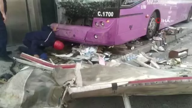 Son dakika haber... E-5 karayolu Kadıköy'de seyir halindeki İETT otobüsü bir büfeye çarptı. 1 kişinin yaralandığı kazada otobüste maddi hasar oluştu Son dakika haber... E-5 karayolu Kadıköy'de seyir halindeki İETT otobüsü bir büfeye çarptı. 1 kişinin yaralandığı kazada otobüste maddi hasar oluştu