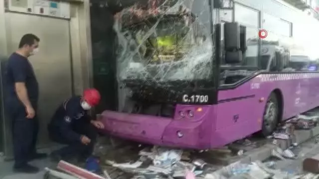 Son dakika haber... E-5 karayolu Kadıköy'de seyir halindeki İETT otobüsü bir büfeye çarptı. 1 kişinin yaralandığı kazada otobüste maddi hasar oluştu Son dakika haber... E-5 karayolu Kadıköy'de seyir halindeki İETT otobüsü bir büfeye çarptı. 1 kişinin yaralandığı kazada otobüste maddi hasar oluştu