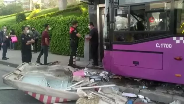 Son dakika haber... E-5 karayolu Kadıköy'de seyir halindeki İETT otobüsü bir büfeye çarptı. 1 kişinin yaralandığı kazada otobüste maddi hasar oluştu Son dakika haber... E-5 karayolu Kadıköy'de seyir halindeki İETT otobüsü bir büfeye çarptı. 1 kişinin yaralandığı kazada otobüste maddi hasar oluştu