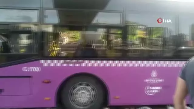 Son dakika haber... E-5 karayolu Kadıköy'de seyir halindeki İETT otobüsü bir büfeye çarptı. 1 kişinin yaralandığı kazada otobüste maddi hasar oluştu Son dakika haber... E-5 karayolu Kadıköy'de seyir halindeki İETT otobüsü bir büfeye çarptı. 1 kişinin yaralandığı kazada otobüste maddi hasar oluştu