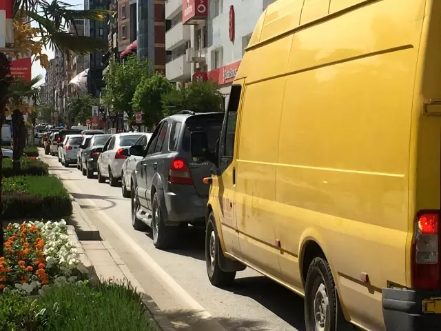 Elazığ'da kısıtlama ile yaya yoğunluğu azaldı, araç yoğunluğu dikkat çekti Elazığ'da kısıtlama ile yaya yoğunluğu azaldı, araç yoğunluğu dikkat çekti