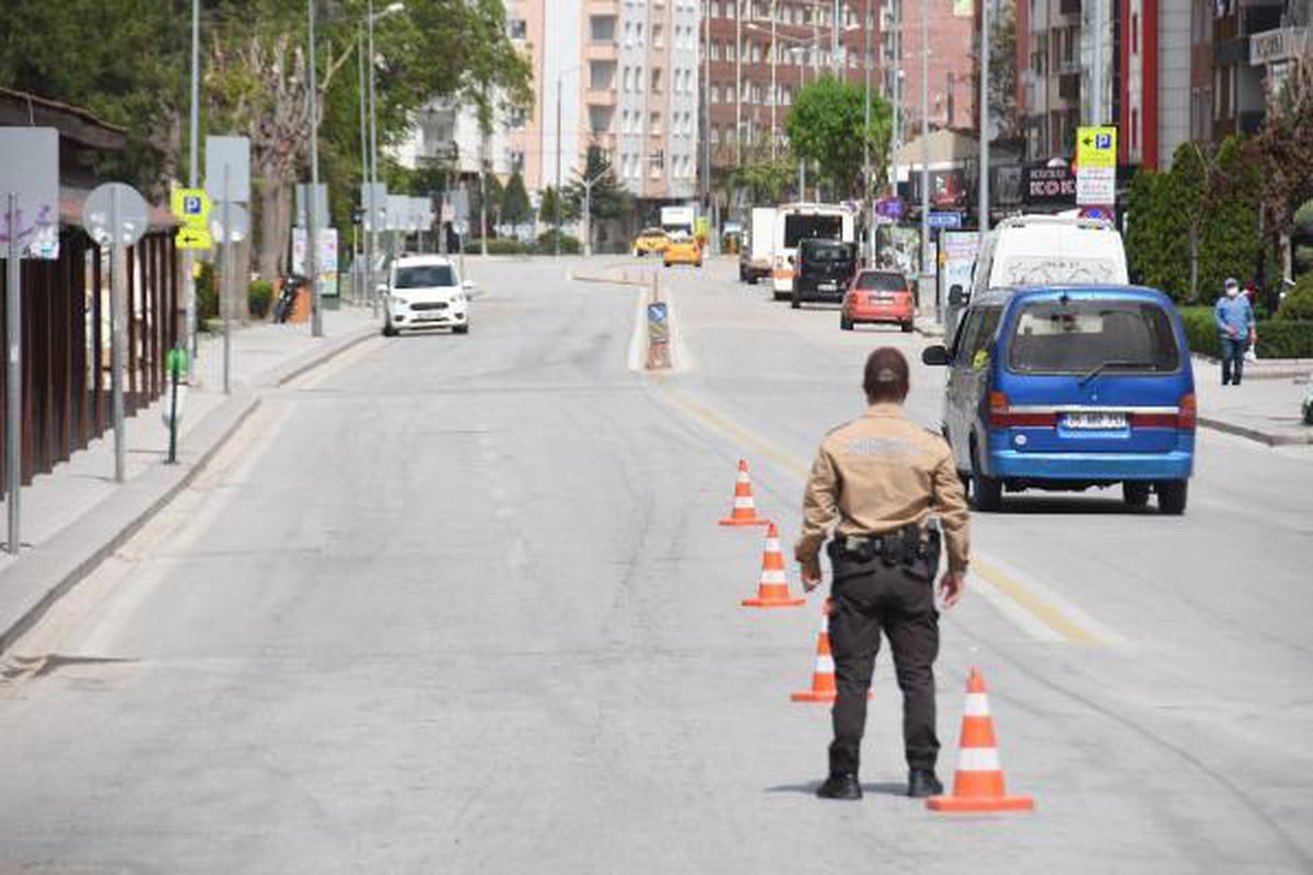 ESKİŞEHİR'DE TAM KAPANMADA GÜNLÜK VAKA SAYISI YARIYA DÜŞTÜ
