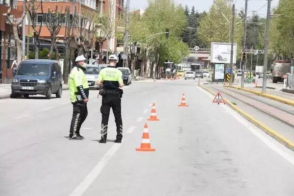 ESKİŞEHİR'DE TAM KAPANMADA GÜNLÜK VAKA SAYISI YARIYA DÜŞTÜ ESKİŞEHİR'DE TAM KAPANMADA GÜNLÜK VAKA SAYISI YARIYA DÜŞTÜ