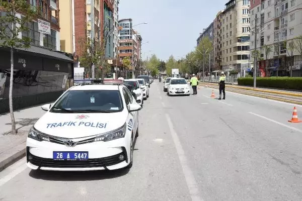 ESKİŞEHİR'DE TAM KAPANMADA GÜNLÜK VAKA SAYISI YARIYA DÜŞTÜ ESKİŞEHİR'DE TAM KAPANMADA GÜNLÜK VAKA SAYISI YARIYA DÜŞTÜ