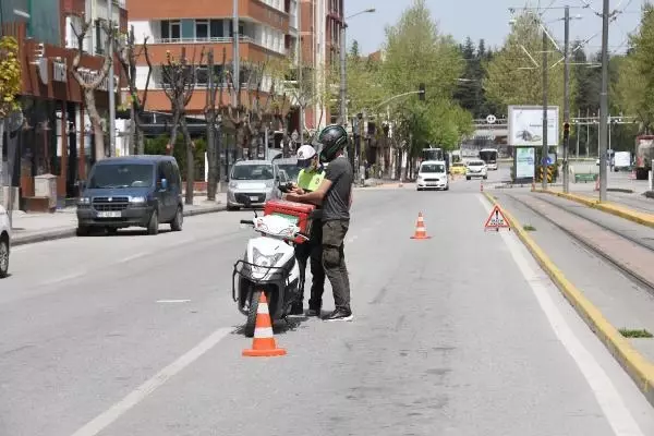 ESKİŞEHİR'DE TAM KAPANMADA GÜNLÜK VAKA SAYISI YARIYA DÜŞTÜ ESKİŞEHİR'DE TAM KAPANMADA GÜNLÜK VAKA SAYISI YARIYA DÜŞTÜ