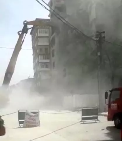 Eskişehir'de tozu dumana katan yıkım Eskişehir'de tozu dumana katan yıkım