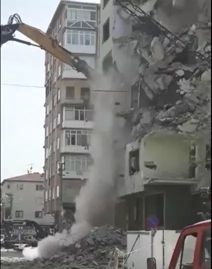 Eskişehir'de tozu dumana katan yıkım Eskişehir'de tozu dumana katan yıkım