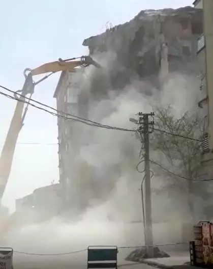 Eskişehir'de tozu dumana katan yıkım Eskişehir'de tozu dumana katan yıkım