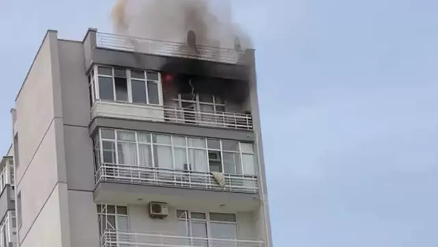 Evlerinin yandığını camdan dışarı baktıkları sırada kendilerini uyaran komşuları sayesinde fark ettiler Evlerinin yandığını camdan dışarı baktıkları sırada kendilerini uyaran komşuları sayesinde fark ettiler