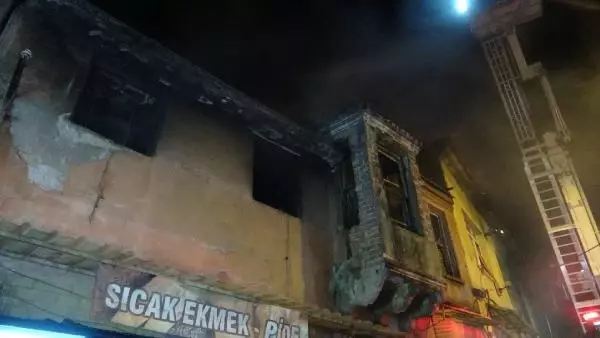 Son dakika... İZMİR FIRININ BACASINDA ÇIKAN YANGIN 3 EVE SIÇRADI Son dakika... İZMİR FIRININ BACASINDA ÇIKAN YANGIN 3 EVE SIÇRADI