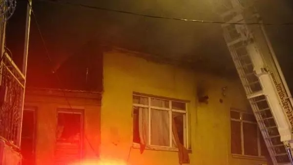 Son dakika... İZMİR FIRININ BACASINDA ÇIKAN YANGIN 3 EVE SIÇRADI Son dakika... İZMİR FIRININ BACASINDA ÇIKAN YANGIN 3 EVE SIÇRADI