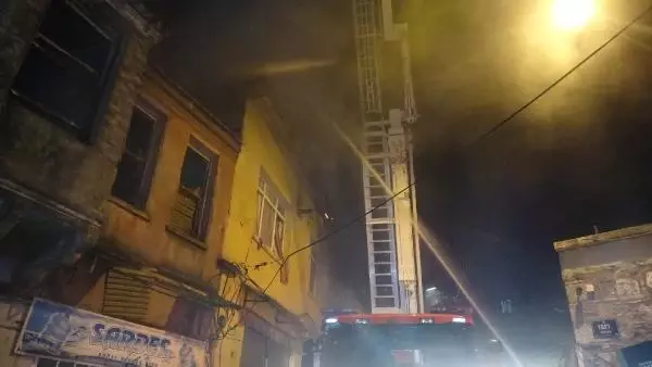 Son dakika... İZMİR FIRININ BACASINDA ÇIKAN YANGIN 3 EVE SIÇRADI Son dakika... İZMİR FIRININ BACASINDA ÇIKAN YANGIN 3 EVE SIÇRADI