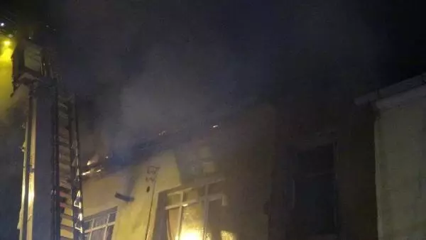 Son dakika... İZMİR FIRININ BACASINDA ÇIKAN YANGIN 3 EVE SIÇRADI Son dakika... İZMİR FIRININ BACASINDA ÇIKAN YANGIN 3 EVE SIÇRADI